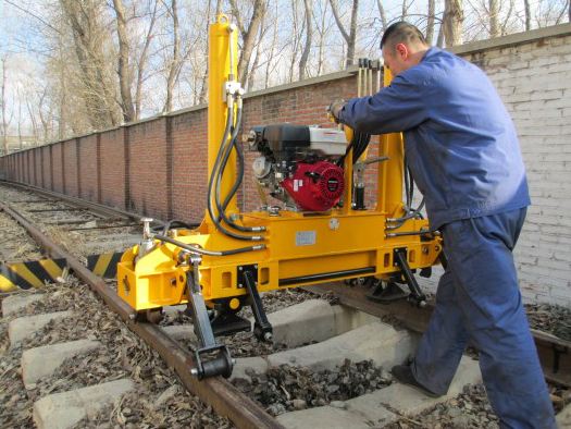 YQBJ-300x125型(xing)高行程液壓(yā)起撥道機