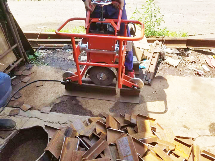 FMG-3.0型内燃槽型(xíng)軌仿形打磨(mo)機